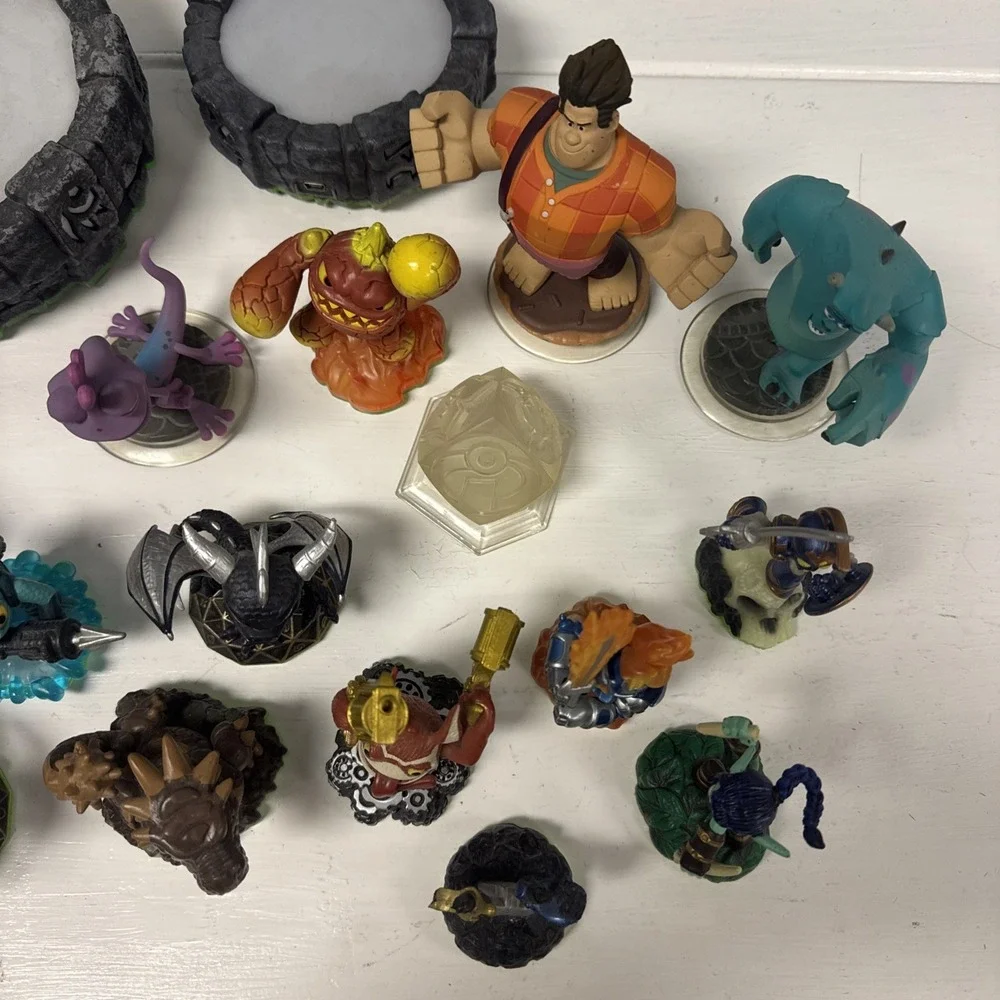 Activision SKYLANDERS‎ + Disney Infinity huge 17 Pc Figures lot + 2 portals